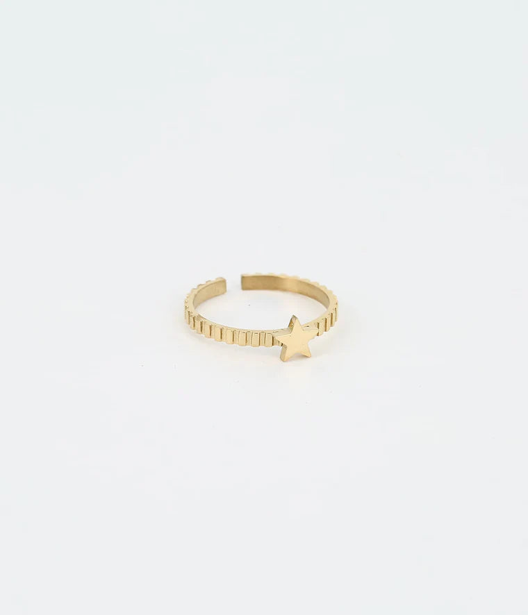 Petite Étoile Ring