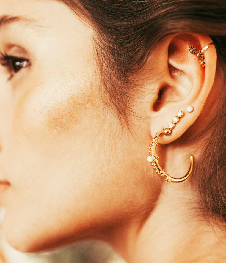earcuff-camelia-acier-dore-1-portees_3430eb69-5bc7-4d70-a984-33722f944924_760x885_crop_center.jpg.webp