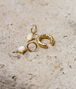 earcuff-cetides-acier-dore-nature-morte_760x885_crop_center.jpg.webp
