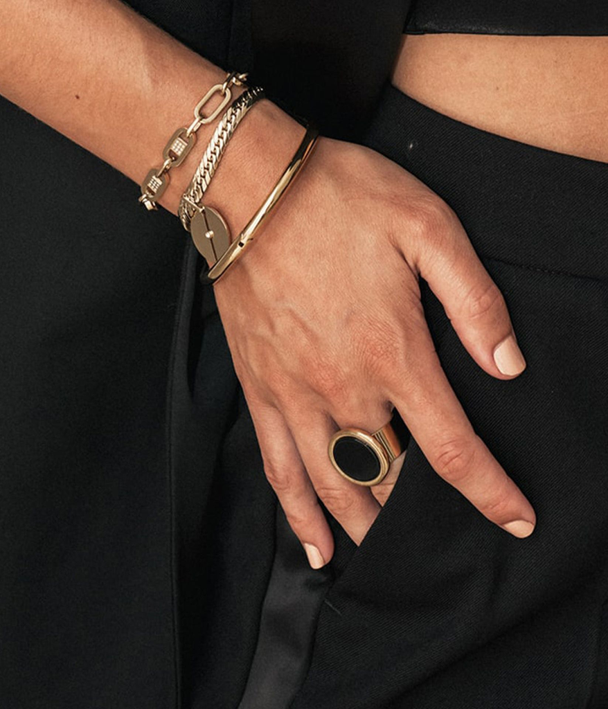 bague-thyssen-acier-dore-onyx-noir-portee__42271.webp