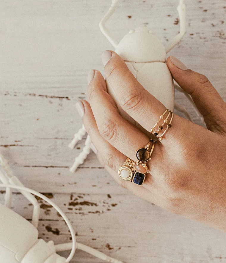 bague-vera-acier-dore-lapis-lazuli-portee_760x885_crop_center.jpg.webp