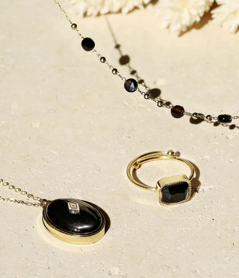 bague-vera-acier-dore-onyx-noir-nature-morte_760x885_crop_center.jpg.webp
