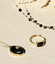 bague-vera-acier-dore-onyx-noir-nature-morte_760x885_crop_center.jpg.webp