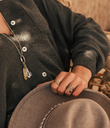 bague-chanty-acier-dore-portee-1_760x885_crop_center.jpg.webp