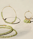 boucles-doreilles-fafa-acier-dore-peridot-nature-morte_760x885_crop_center.jpg.webp