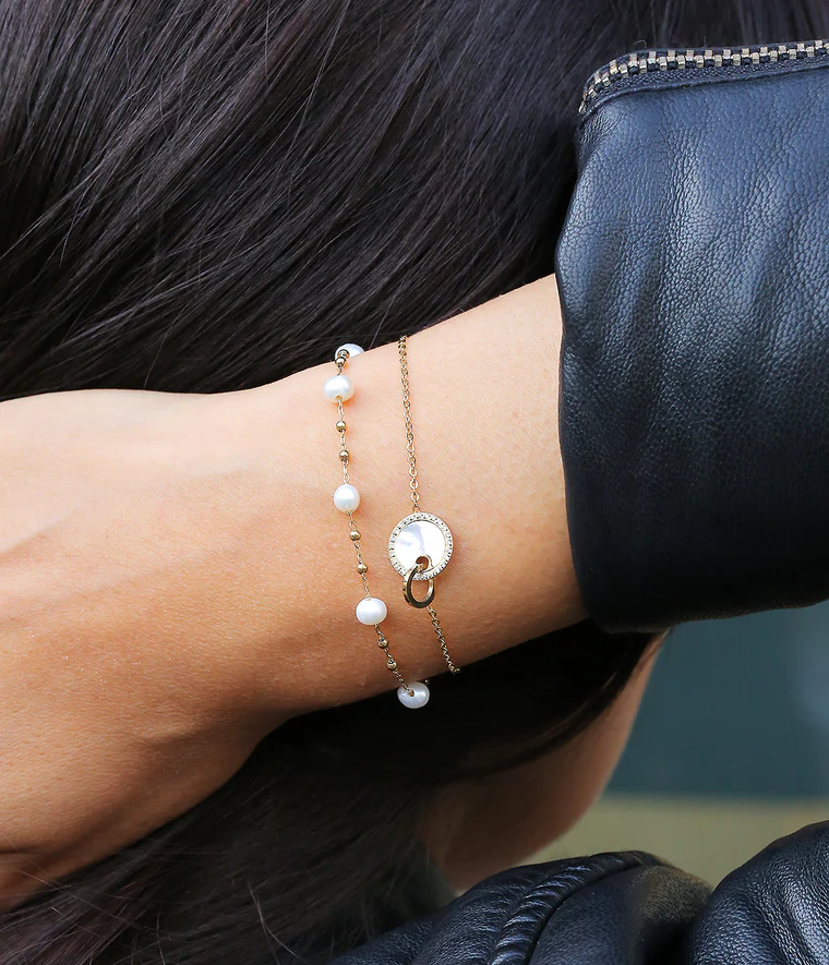 bracelet-zoe-acier-dore-nacre-porte_760x885_crop_center.jpg.webp