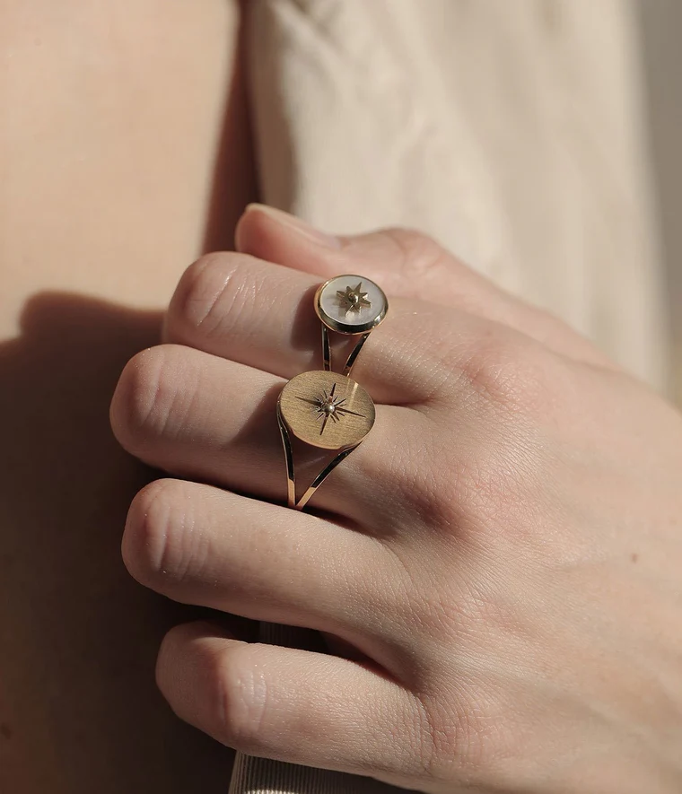 bague-sun-acier-dore-nacre-portee_760x885_crop_center.jpg.webp